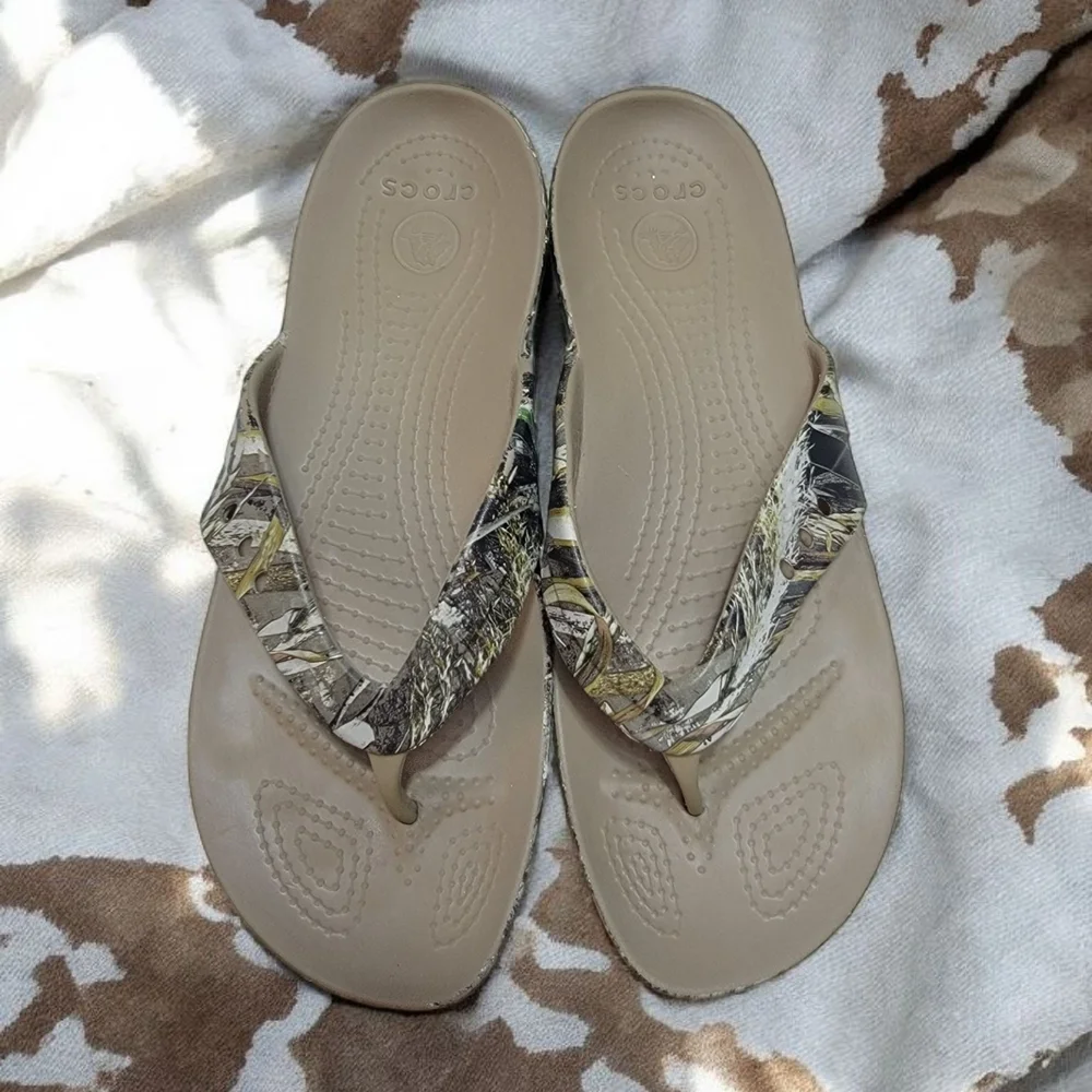 Crocs Camo Women's Size 11 Sandals in Camo and Patterned Design